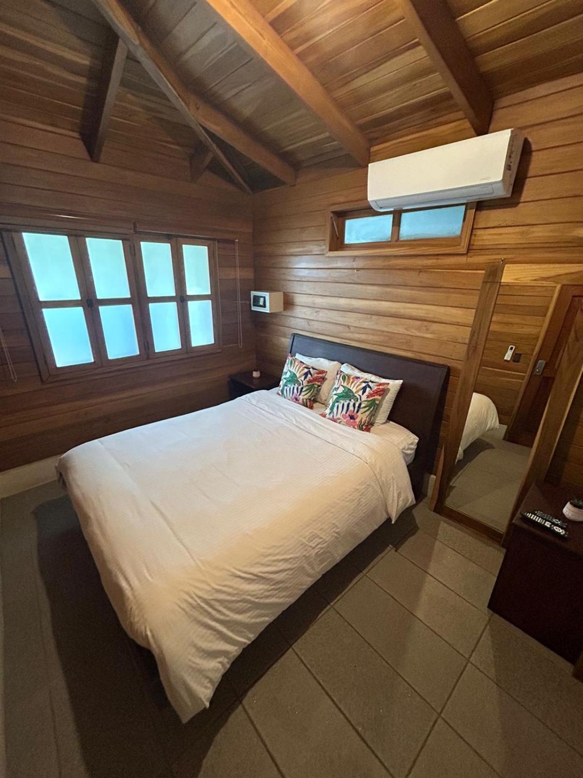 Casa Aura: Beachfront Premium Hostel Tamarindo Exterior photo