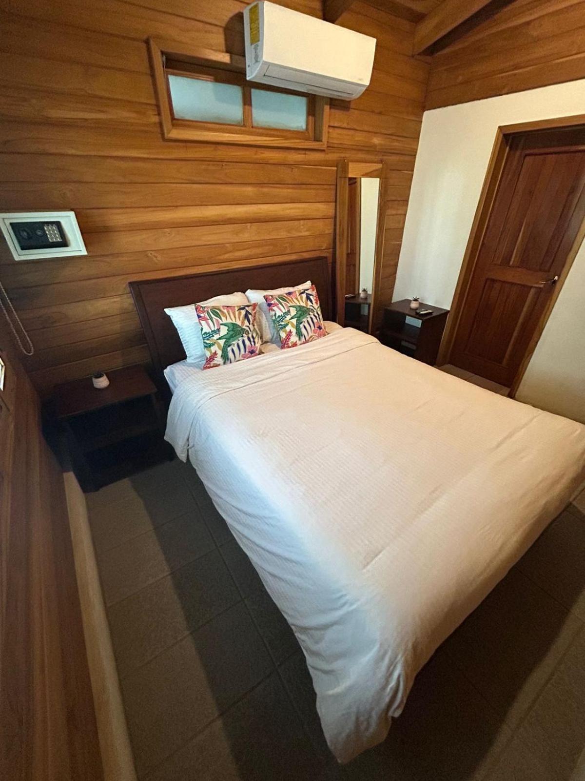 Casa Aura: Beachfront Premium Hostel Tamarindo Exterior photo