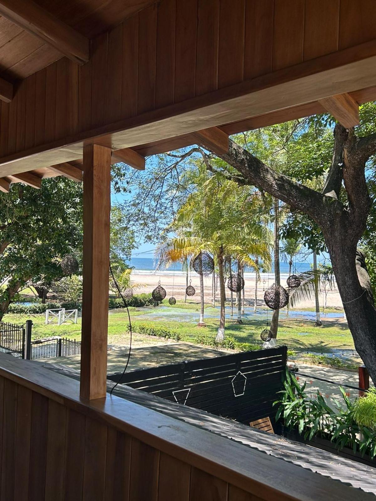 Casa Aura: Beachfront Premium Hostel Tamarindo Exterior photo