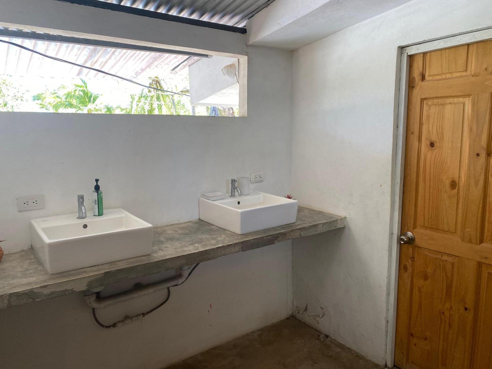 Casa Aura: Beachfront Premium Hostel Tamarindo Exterior photo