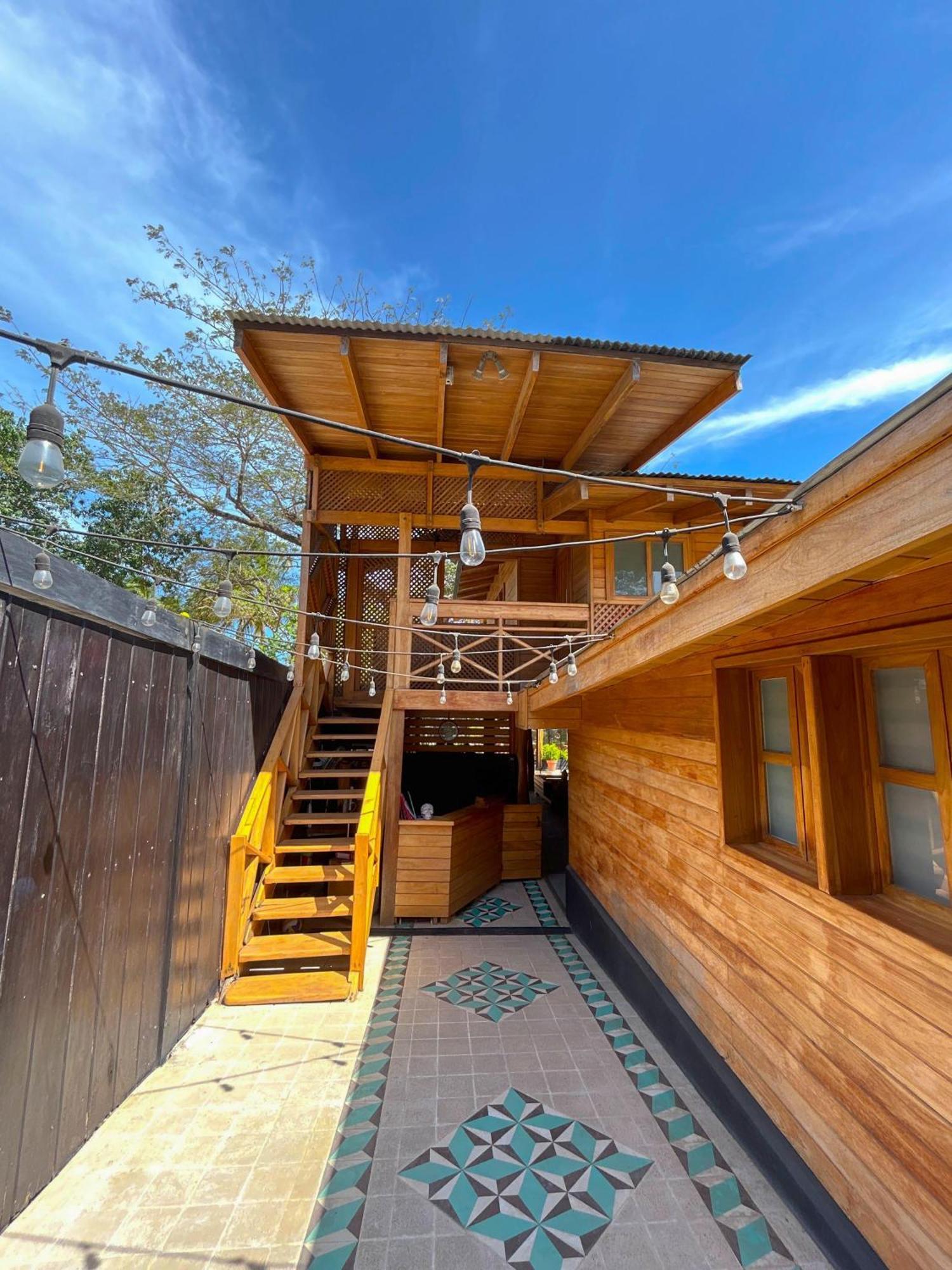 Casa Aura: Beachfront Premium Hostel Tamarindo Exterior photo